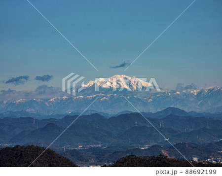 岐阜城天守閣からの眺め　冬の木曽御嶽山と手前の山並み 88692199