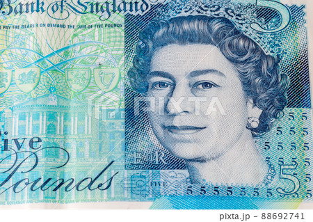 Portrait of Queen Elizabeth II on Bank of England 5 GBP note. 88692741