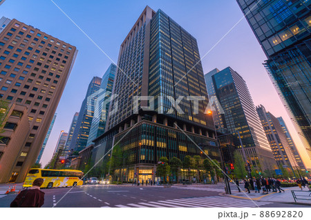 日本の東京都市景観 コロナ禍の大手町駅前交差点からオフィスビル群などを望む=4月12日 日本の東京都市景観 コロナ禍の大手町駅前交差点からオフィスビル群などを望む=4月12日 88692820