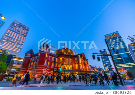 日本の東京都市景観 東京駅の赤レンガ駅舎や帰宅するビジネスマンやOLら。コロナ禍は今も…＝4月12日 88693326