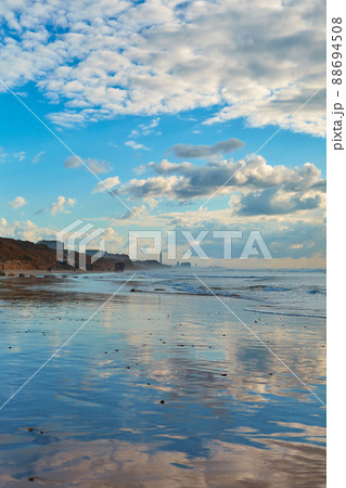 Coast. Seascape with sky reflection in the water 88694508