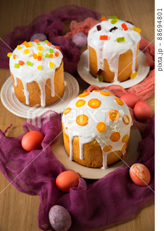 Easter cakes and colored eggs Easter cakes and colored eggs 88694801