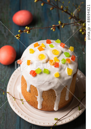 Easter cakes with Jelly candy in the shape of an egg on a wooden background Easter cakes with Jelly candy in the shape of an egg on a wooden background 88694821