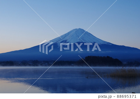 早朝の河口湖から見る冬の富士山 88695371