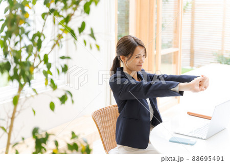 ビジネス 女性 30代 ビジネス 女性 30代 88695491