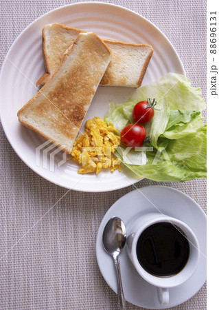 トーストや玉子を調理したものを盛りつけた朝の軽食のイメージ 88696131
