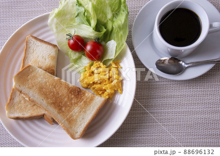 トーストや玉子を調理したものを盛りつけた朝の軽食のイメージ 88696132