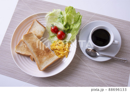 トーストや玉子を調理したものを盛りつけた朝の軽食のイメージ 88696133
