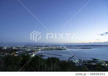 沖縄　中城公園から望む夜明け前の東海岸 88696301