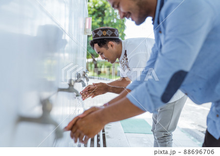 Man muslim perform ablution or wudu at the mosque Man muslim perform ablution or wudu at the mosque 88696706