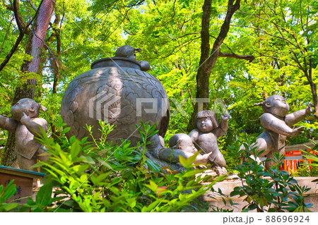 京都、上御霊神社の清明心の像 88696924