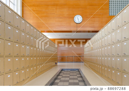 学校の下駄箱　玄関　学校イメージ 88697288