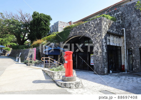 沖縄　那覇　丸ポストのある風景（首里城公園） 88697408