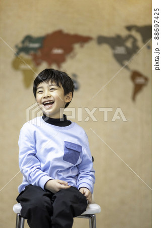 子供 世界地図 男の子 88697425