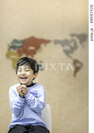 子供 世界地図 男の子 88697426