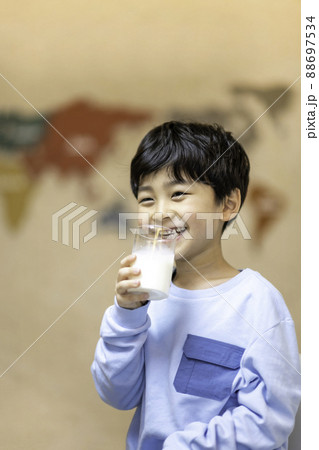 子供 男の子 牛乳 88697534