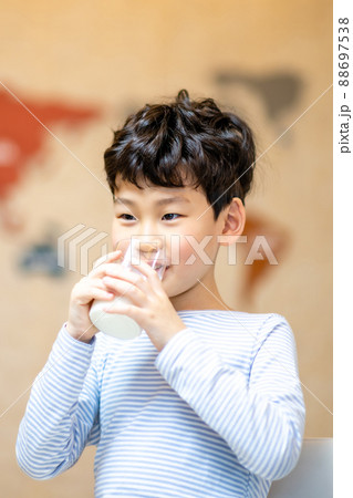 子供 男の子 牛乳 88697538