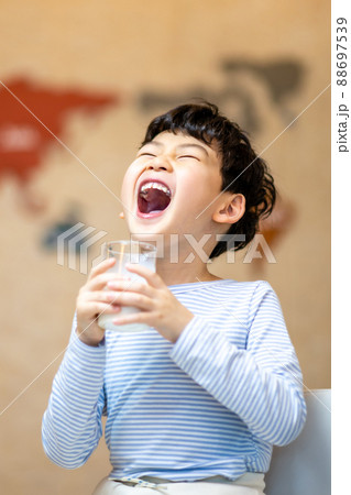 子供 男の子 牛乳 88697539