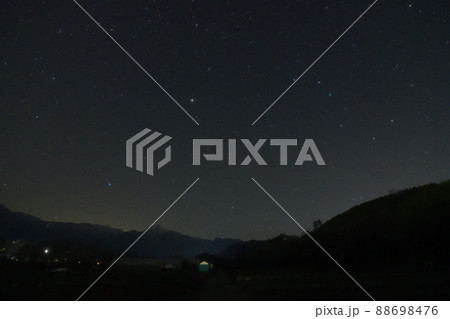 北杜市武川町、夜明け前西の空に傾いた春の大曲線 北杜市武川町、夜明け前西の空に傾いた春の大曲線 88698476