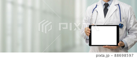 タブレットPCを掲げる医者 88698597
