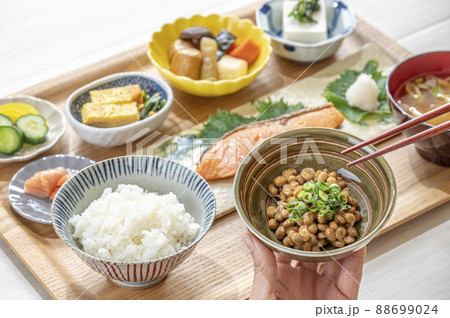 納豆と焼き鮭定食　健康的な朝食のイメージ 88699024