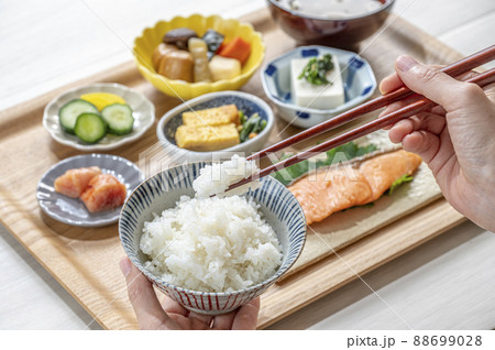 焼き鮭定食　健康的な朝食のイメージ 88699028