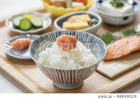 焼き鮭定食　健康的な朝食のイメージ 88699029