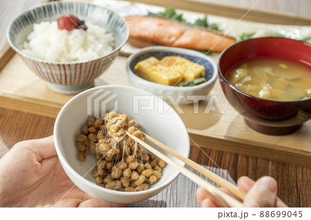 納豆と焼き鮭定食　健康的な朝食のイメージ 88699045