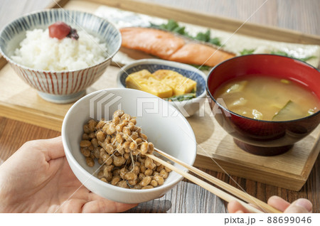 納豆と焼き鮭定食　健康的な朝食のイメージ 88699046