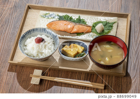 焼き鮭定食　健康的な朝食のイメージ 88699049