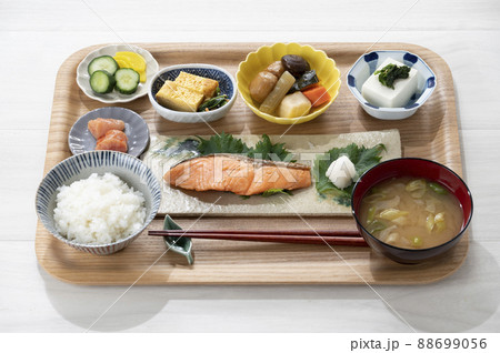 焼き鮭定食 健康的な朝食のイメージ 焼き鮭定食 健康的な朝食のイメージ 88699056