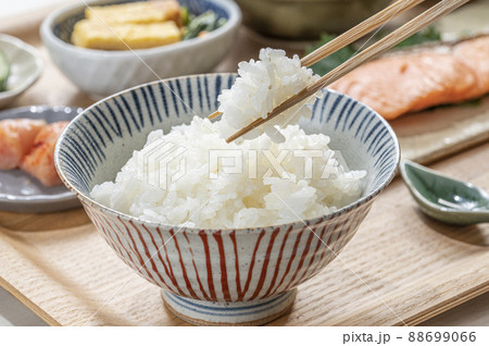 焼き鮭定食　健康的な朝食のイメージ 88699066