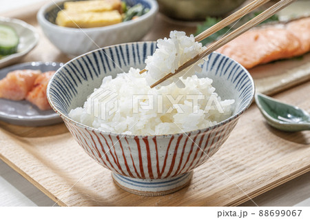 焼き鮭定食 健康的な朝食のイメージ 焼き鮭定食 健康的な朝食のイメージ 88699067
