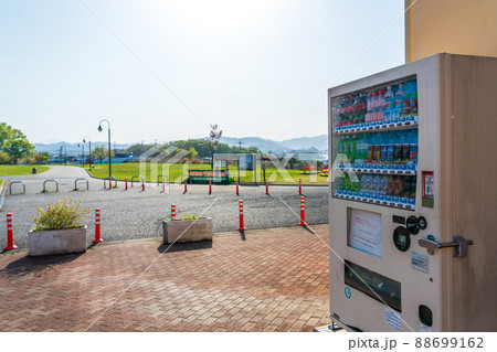 丘の公園 春の夏日 炎天下の自販機 丘の公園 春の夏日 炎天下の自販機 88699162