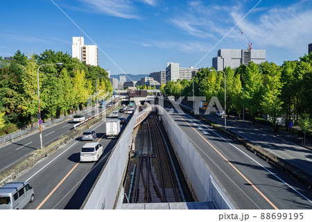 大阪・新御堂筋、北大阪急行電鉄桃山台駅周辺の風景と車両基地に入る電車 88699195