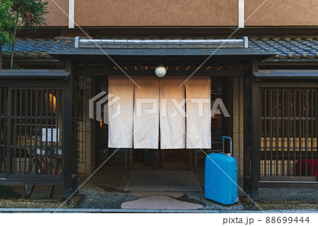 町屋旅館 軒先の暖簾 町屋旅館 軒先の暖簾 88699444