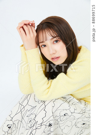 ニットを着た若い女性　ガーリーファッション　前髪　うざバング 88699715