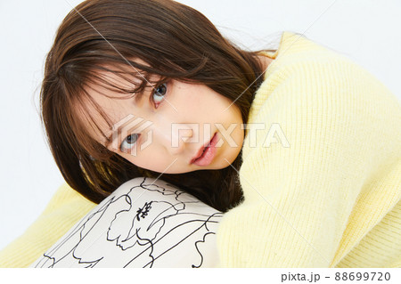ニットを着た若い女性　ガーリーファッション　前髪　うざバング 88699720
