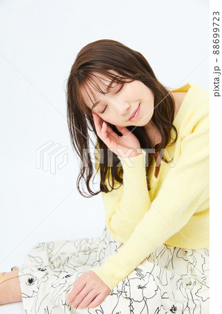 ニットを着た若い女性　ガーリーファッション　前髪　うざバング 88699723