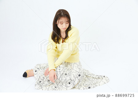 ニットを着た若い女性　ガーリーファッション　前髪　うざバング 88699725