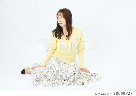 ニットを着た若い女性 ガーリーファッション 前髪 うざバング ニットを着た若い女性 ガーリーファッション 前髪 うざバング 88699727
