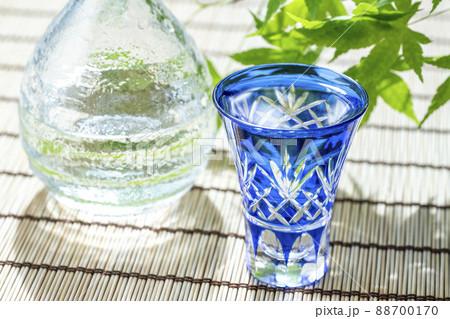 冷酒と青もみじ　夏のイメージ 88700170