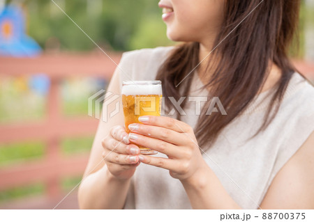 グラスビールを持つ女性 beer グラスビールを持つ女性 beer 88700375