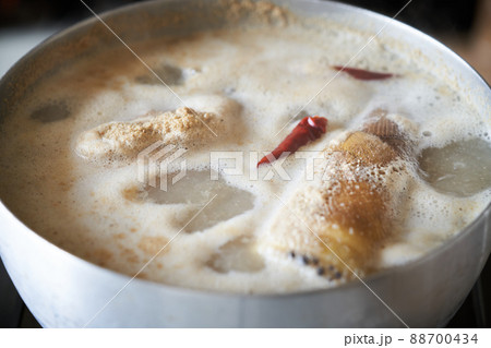 筍を糠で茹でる 88700434