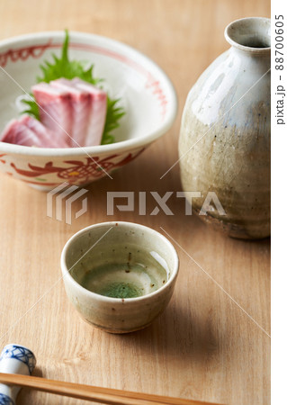 お猪口に注がれた日本酒 88700605