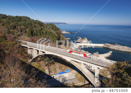 秋の三陸鉄道北リアス線の列車と大沢橋梁 秋の三陸鉄道北リアス線の列車と大沢橋梁 88701009