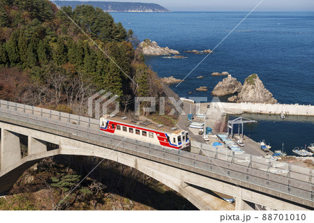 秋の三陸鉄道北リアス線の列車と大沢橋梁 秋の三陸鉄道北リアス線の列車と大沢橋梁 88701010