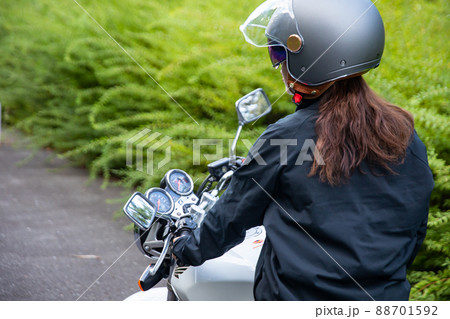 バイクにまたがる女性　Woman straddling a motorcycle 88701592