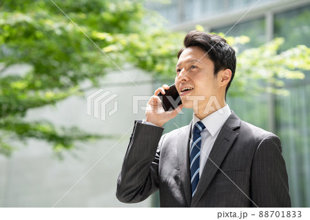 ビジネスマン　ミドル　スマートフォン　通話 88701833