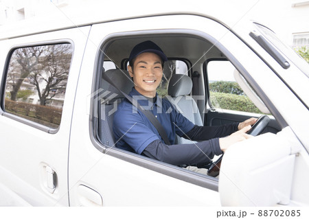 運転席に座って微笑む宅配便の男性 運転席に座って微笑む宅配便の男性 88702085